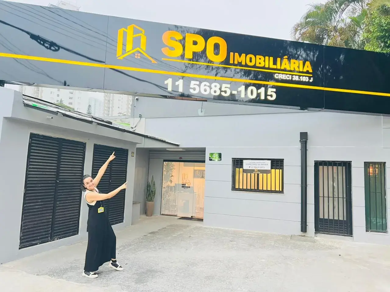 Entrada da loja da SPO Imóveis, com letreiro preto e dourado e telefone 11 5685-1015